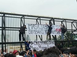 Massa Demo 11 April: OnlyFans Cepat, Mafia Minyak Lambat!