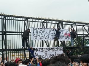 Demo di Jakarta: 2 Jalan Ditutup Polisi, Pintu Tol Diblokade Mahasiswa