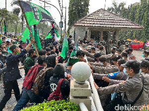 Ricuh, Demo Massa HMI Robohkan Pagar DPRD Bekasi