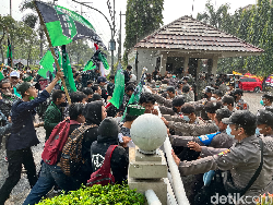 Ricuh, Demo Massa HMI Robohkan Pagar DPRD Bekasi