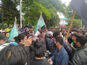 HMI Orasi di Tengah Jl Medan Merdeka Barat Usai Dihalangi Demo Depan Istana