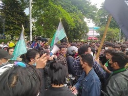 HMI Orasi di Tengah Jl Medan Merdeka Barat Usai Dihalangi Demo Depan Istana