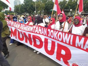 Di Patung Kuda, Ibu-ibu Bawa Spanduk Minta Jokowi Mundur-Luhut Dipecat