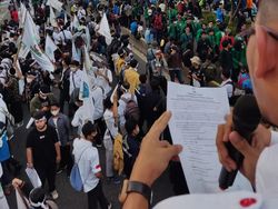 Kritik Kondisi Demokrasi RI, KAMMI Lakukan Aksi Jalan Mundur ke DPR