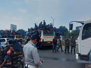 Mahasiswa yang Blokade Gerbang Tol Gedong Jaktim Dikawal Polisi ke DPR