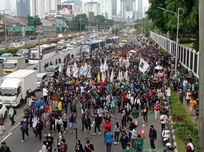 Massa mahasiswa demo tolak presiden 3 periode datangi DPR (Wilda-detikcom)