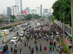 Massa Demo 11 April Berdatangan, Jalan Gatot Subroto Depan DPR Ditutup!