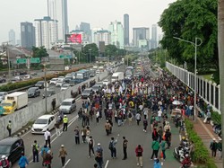 Massa Demo 11 April Berdatangan, Jalan Gatot Subroto Depan DPR Ditutup!