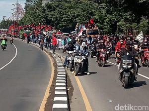 Massa dari Unhas Long March 6,7 Km dari Jalan Perintis ke Fly Over Urip Massa dari Unhas Long March 6,7 Km dari Jalan Perintis ke Fly Over Urip