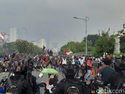 Hujan Deras Guyur Kawasan DPR, Mahasiswa Tetap Gelar Demo