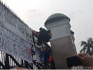 Minta Pintu Dibuka, Massa Mahasiswa Dorong-Panjat Pagar DPR!