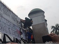 Minta Pintu Dibuka, Massa Mahasiswa Dorong-Panjat Pagar DPR!