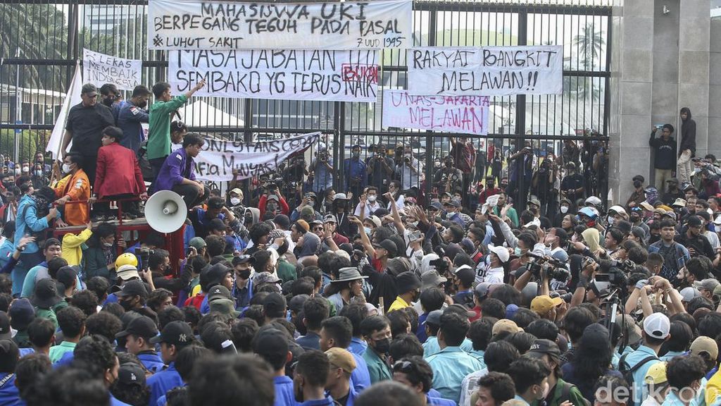 Melihat Lagi Aksi 11 April di DPR: Demo Ricuh-Ade Armando Babak Belur