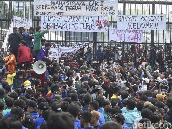 Melihat Lagi Aksi 11 April di DPR: Demo Ricuh-Ade Armando Babak Belur