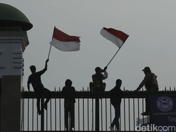 Insiden di Demo 11 April: Ade Armando Dikeroyok, Pos Polisi Dibakar