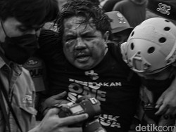 6 Fakta Ade Armando Dikeroyok di Tengah Demo