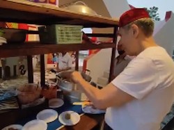 Melihat Pengusaha Jusuf Hamka Bikin Siomai untuk Bukber di Masjidnya