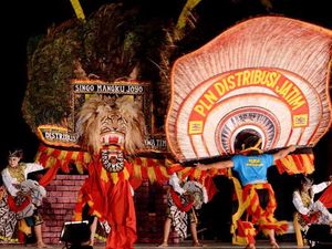 Wah Gila Sih! Pemain Reog Angkat Dadak Merak 40Kg Pakai Gigi, Bukan Bahu