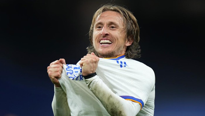 MADRID, SPAIN - MARCH 09: Luka Modric of Real Madrid celebrates following the UEFA Champions League Round Of Sixteen Leg Two match between Real Madrid and Paris Saint-Germain at Estadio Santiago Bernabeu on March 09, 2022 in Madrid, Spain. (Photo by Angel Martinez/Getty Images)
