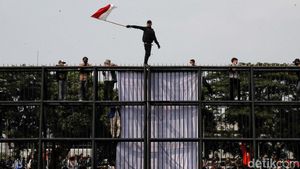 Momen Mahasiswa Suarakan Tuntutan dari Balik Pagar DPR