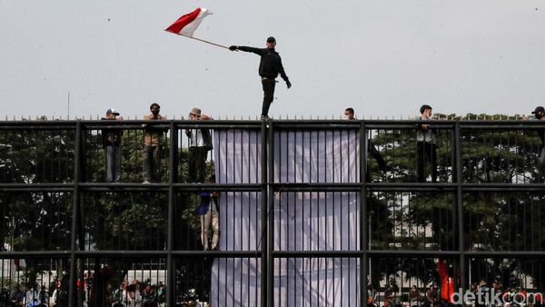 Momen Mahasiswa Suarakan Tuntutan dari Balik Pagar DPR