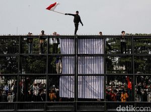 Momen Mahasiswa Suarakan Tuntutan dari Balik Pagar DPR