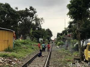 Duh! Warga Sukabumi Masih Ada yang Ngabuburit di Rel Kereta