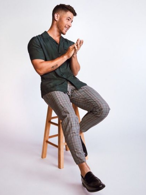 Nick Jonas Plaid Pants/Foto : instagram.com/nickjonas Paduan kemeja polos dan plaid pants bisa menjadi penampilan simple yet cool untuk laki-laki