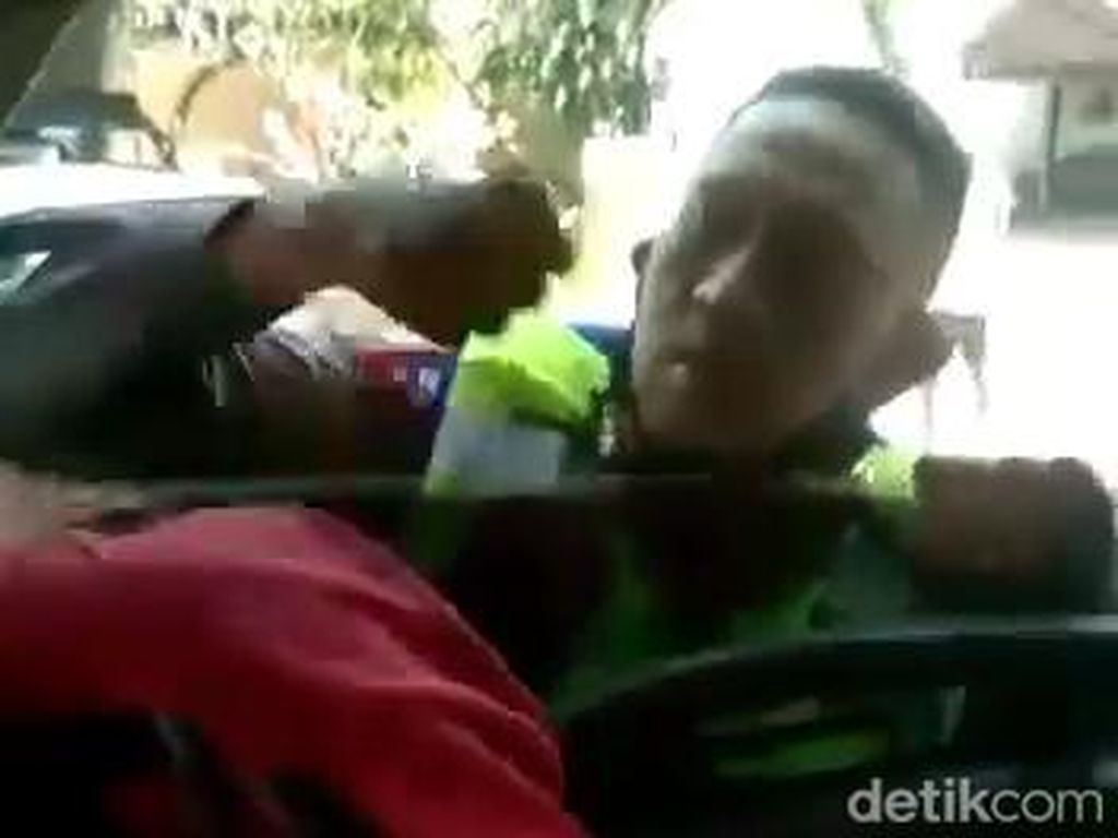 Viral Polisi Pukuli Sopir Truk di Jombang