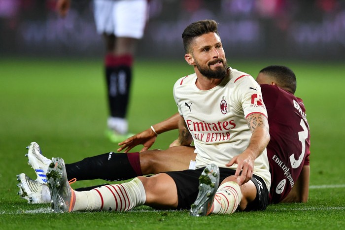 TURIN, ITALY - APRIL 10: Olivier Giroud of AC Milan reacts during the Serie A match between Torino FC and AC Milan at Stadio Olimpico di Torino on April 10, 2022 in Turin, Italy. (Photo by Valerio Pennicino/Getty Images)
