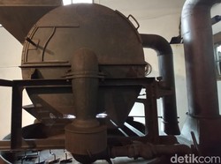 Bukan Kedai Kopi Biasa, yang Ini Ada Wisata Pabrik Kopi Jadulnya