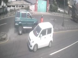 Viral Pak Ogah Diseruduk Mobil hingga Terseret di Mojokerto