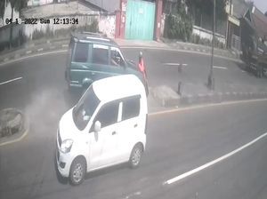 Viral Detik-detik Pak Ogah Diseruduk Mobil di Mojokerto Viral Detik-detik Pak Ogah Diseruduk Mobil di Mojokerto