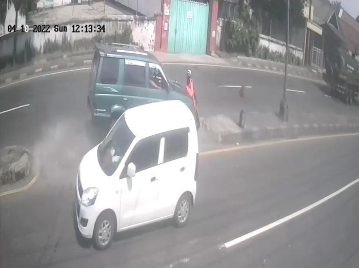 Pak Ogah diseruduk mobil di Mojokerto