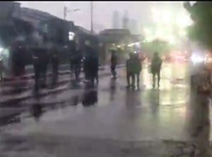 Panas! Massa Demonstrasi Bentrok dengan Polisi di Pejompongan