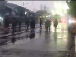 Panas! Massa Demonstrasi Bentrok dengan Polisi di Pejompongan