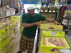 Berkah Ramadan bagi Pedagang Kurma Lumajang, Penjualan Meningkat
