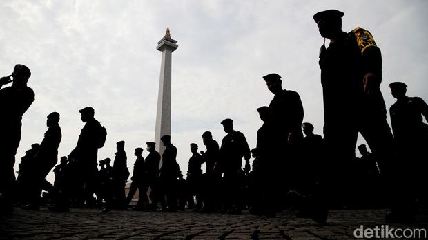 Prajurit Korps Brimob Polri berjalan untuk mengikuti apel gabungan gelar pasukan di lapangan Monas, Jakarta, Senin (11/4/2022).