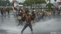 Pecah! Mahasiswa dan Polisi Bentrok di Depan Gedung DPR