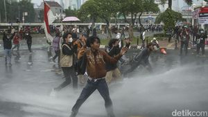 Pecah! Mahasiswa dan Polisi Bentrok di Depan Gedung DPR