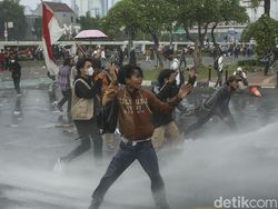 Pecah! Mahasiswa dan Polisi Bentrok di Depan Gedung DPR