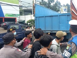 Polisi Tangerang Cegat Pelajar Naik Truk yang Hendak Ikut Demo 11 April