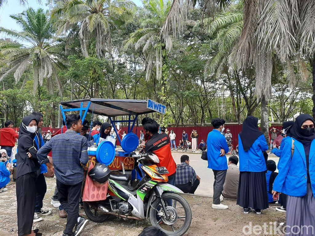 Demo Saat Bulan Puasa, Massa Mahasiswa di Kendari Kerumuni Gerobak Es Dawet