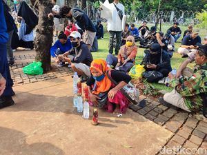 Cerita Pedagang Minuman Sepi Pembeli Saat Demo di Patung Kuda