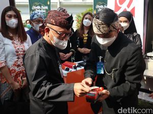 Praktis! Mau Tukar Uang Baru Kini Bisa Pakai Kartu Debit