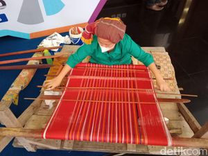 Cerita Perajin Ulos Karo Omzet Turun Gegara Pandemi