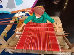 Cerita Perajin Ulos Karo Omzet Turun Gegara Pandemi