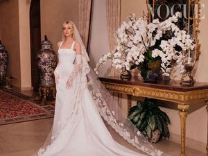 Detail Gaun Pengantin Nicola Peltz, Ada Pesan Manis di Jahitan Detail Gaun Pengantin Nicola Peltz, Ada Pesan Manis di Jahitan