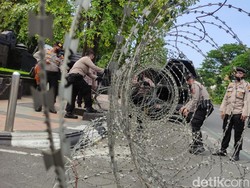 Jelang Demo 11 April Semarang, 900 Petugas Bersiap-Kawat Berduri Dipasang