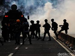 Petang di DPR yang Ricuh hingga Berakhir Bubar